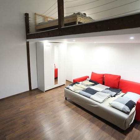 Bpr Whistle Arts Industrial Apartment Budapest Room photo